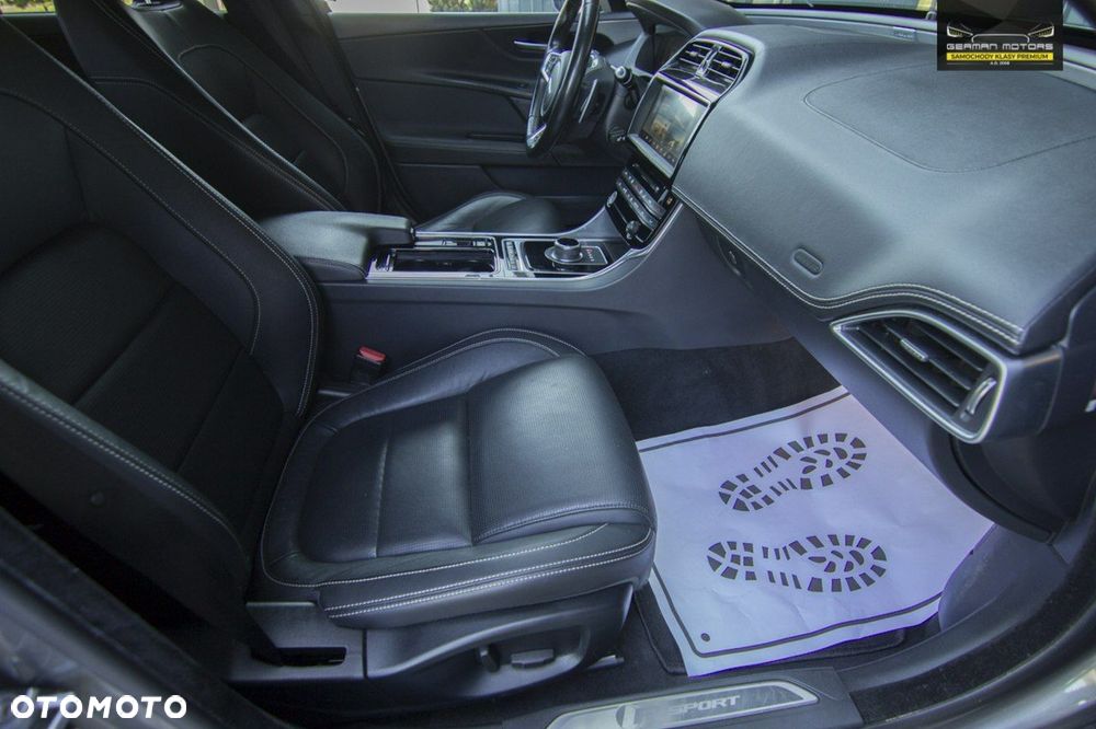 Jaguar XE - 25
