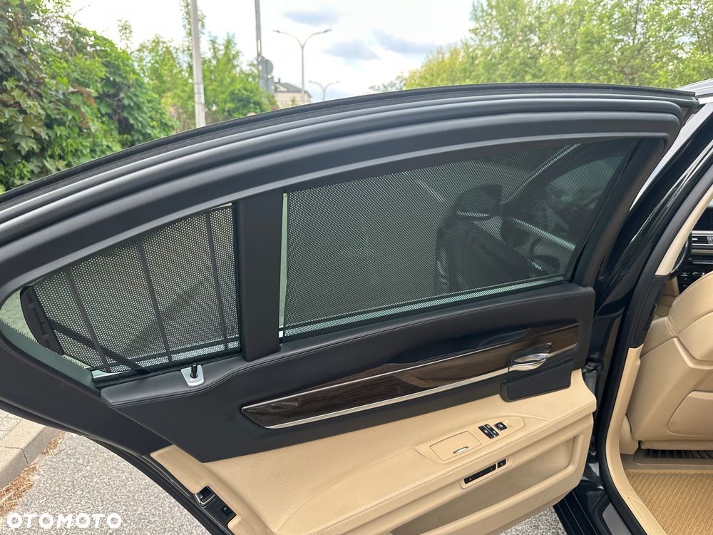 BMW Seria 7 750i L - 7