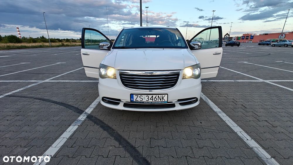 Chrysler Town & Country - 29