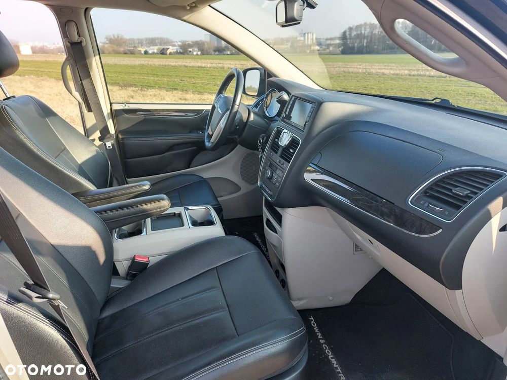 Chrysler Town & Country 3.6 Limited - 18