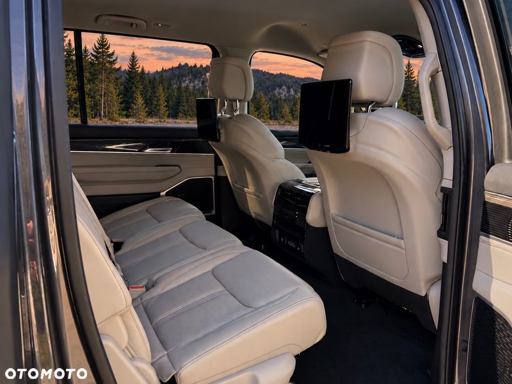 Jeep Wagoneer - 30