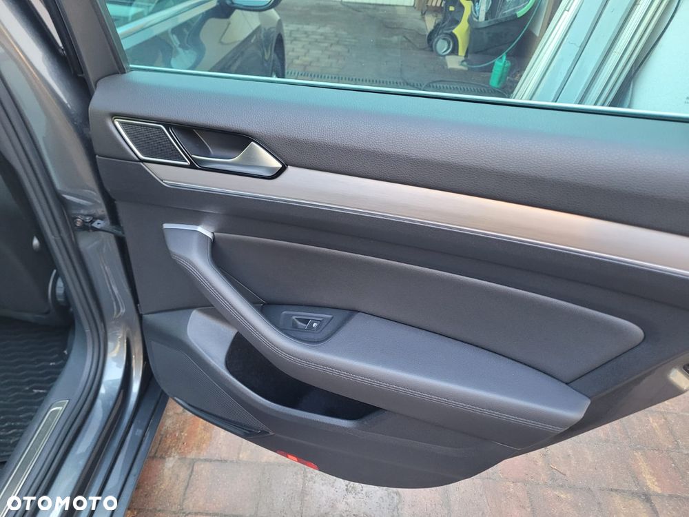 Volkswagen Passat Variant 2.0 TDI SCR DSG Comfortline - 23