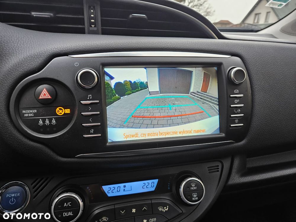 Toyota Yaris Hybrid 100 Selection - 23