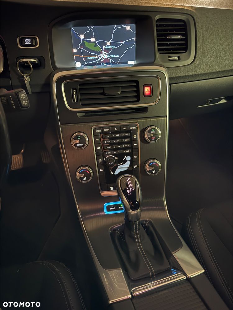 Volvo V60 D6 AWD Plug-in Hybrid Momentum - 11