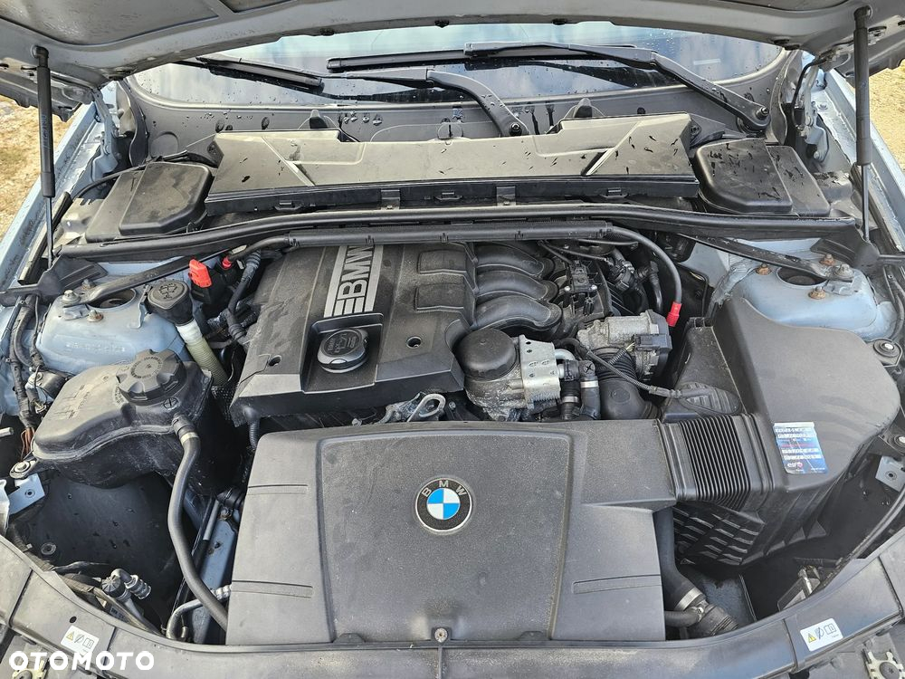BMW Seria 3 318i Touring - 10