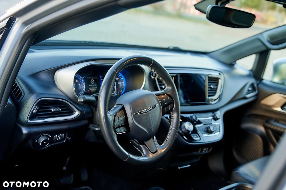 Chrysler Pacifica - 12