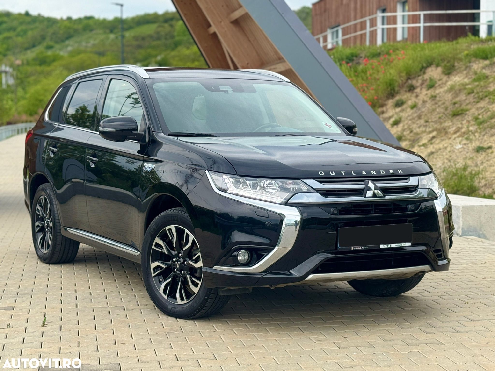 Mitsubishi Outlander 2.0 Litre DOHC MIVEC 4WD Instyle Navi - 1