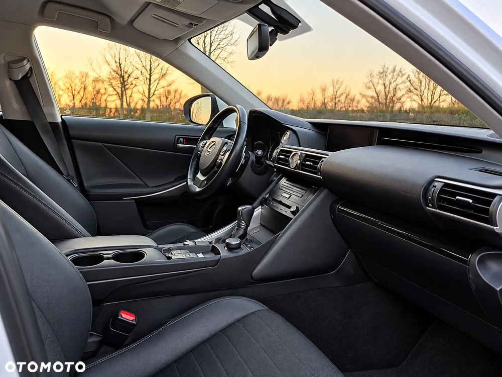 Lexus Is 2018 photo 5