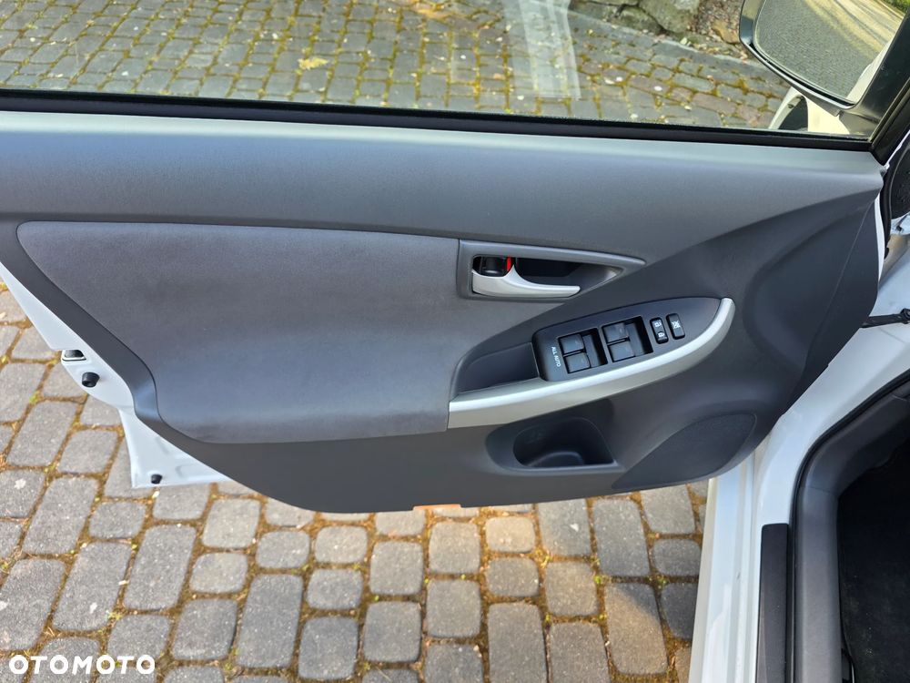 Toyota Prius (Hybrid) - 13