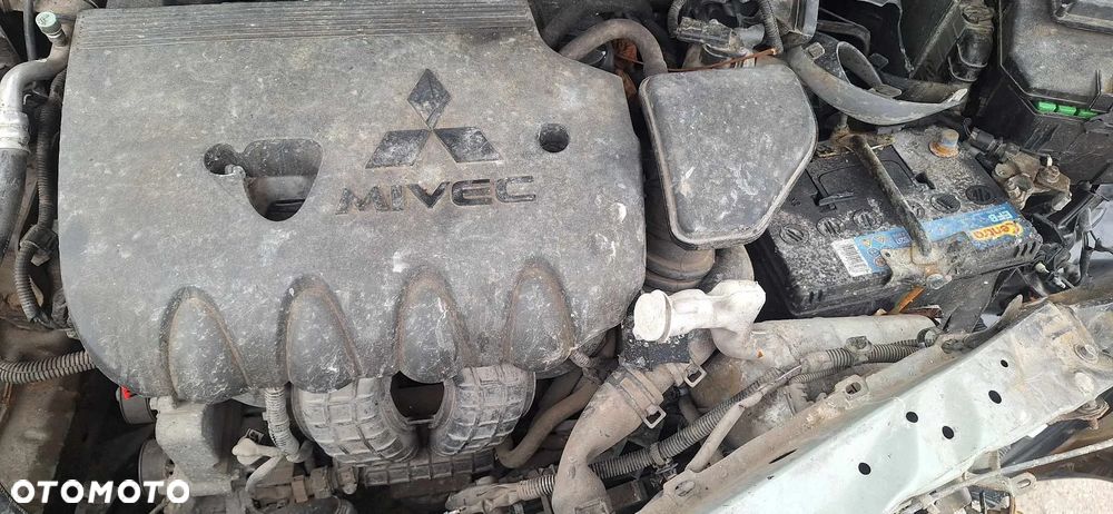 Mitsubishi Outlander III 2,0 150KM piasta zwrotnica prawy przód - 2