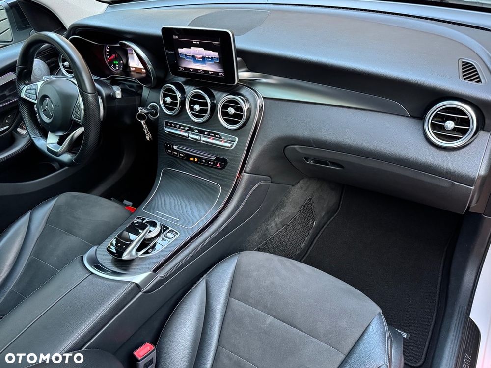 Mercedes-Benz GLC 250 4Matic 9G-TRONIC AMG Line - 28