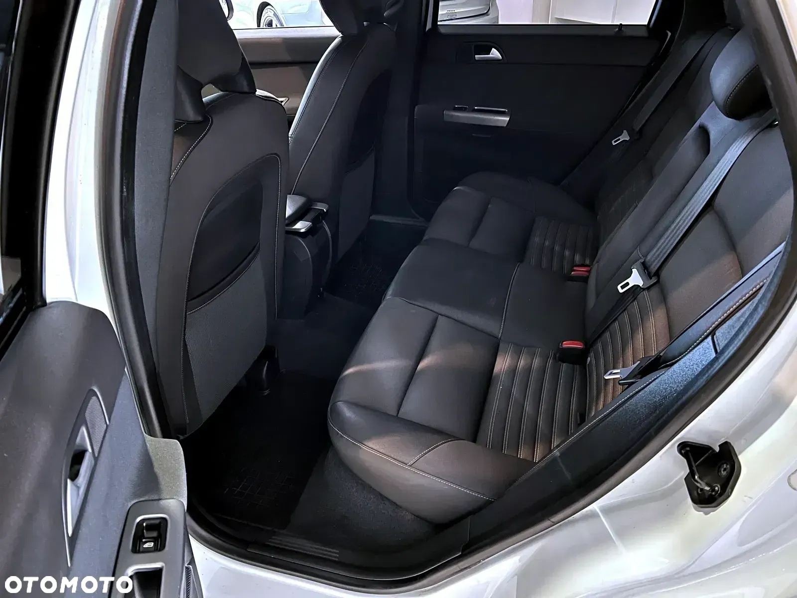 Volvo V50 D2 R-Design - 19