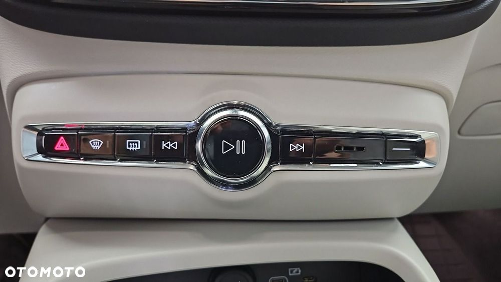 Volvo XC 40 B4 Plus Dark - 20