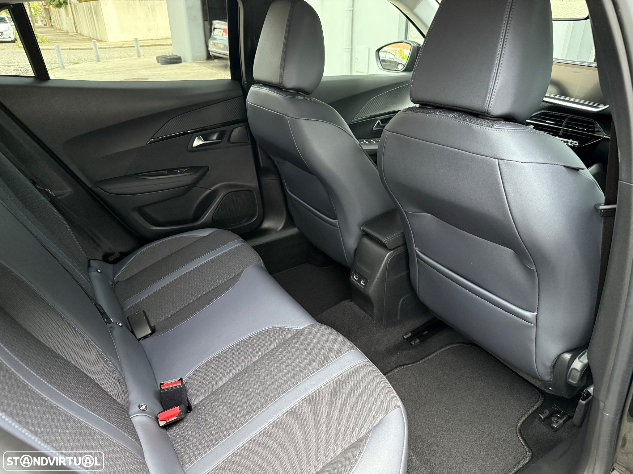 Peugeot 2008 1.2 PureTech Allure - 16