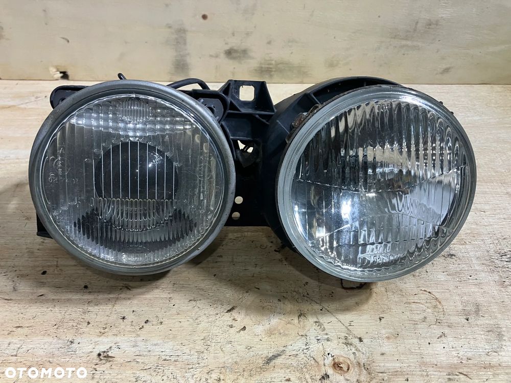 LAMPA BMW E30 HELLA PRAWA UŚMIECH REFLEKTOR E32 E34 - 1