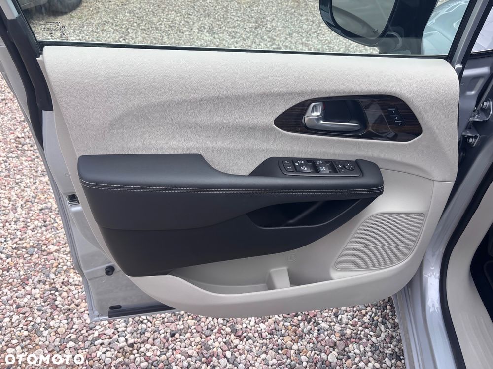 Chrysler Pacifica - 12