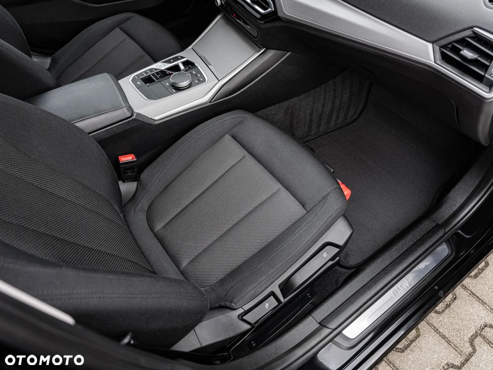 BMW Seria 3 318d - 26