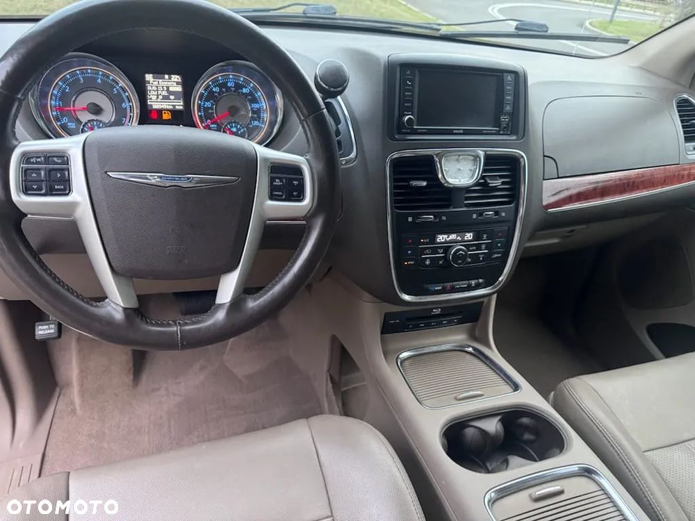 Chrysler Town & Country 3.6 Limited - 25