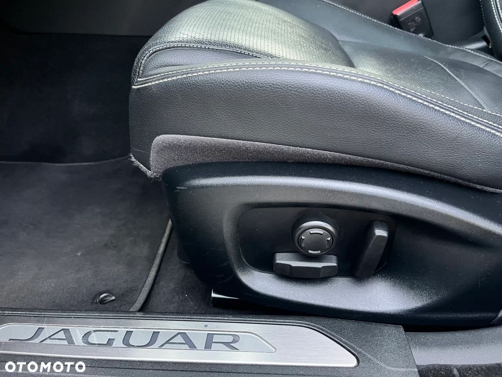 Jaguar XE 2.0 D AWD R-Sport - 12