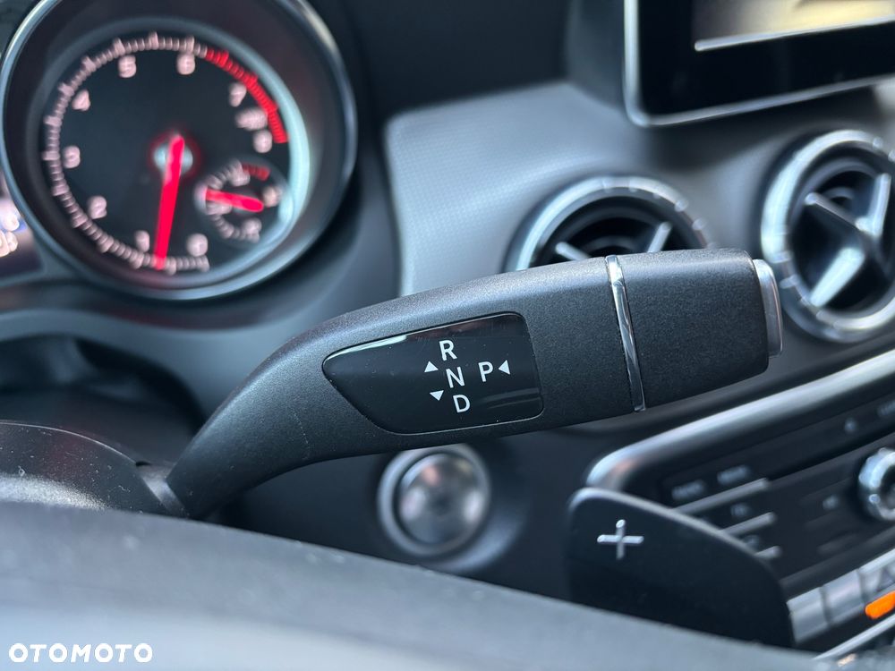 Mercedes-Benz CLA 180 7G-DCT UrbanStyle Edition - 23