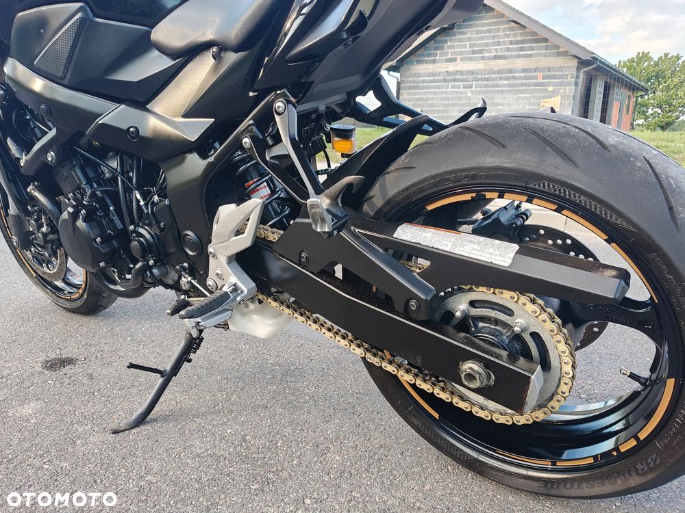 Suzuki GSR - 13