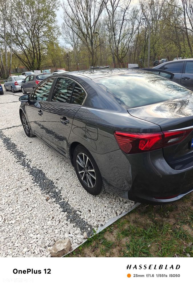 Toyota Avensis 1.8 Premium - 6