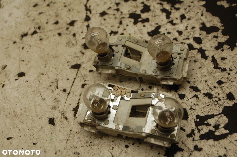 WKŁAD LAMPY PRAWY TYŁ TYLNY W KLAPĘ BAGAŻNIKA AUDI A4 B7 KOMBI - 2