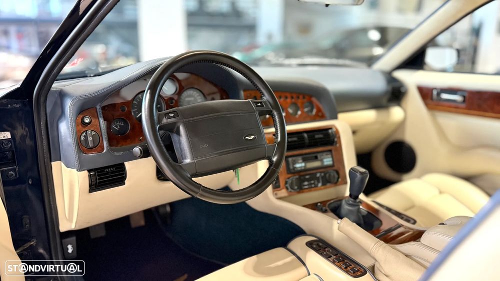 Aston Martin Vantage Coupe - 12