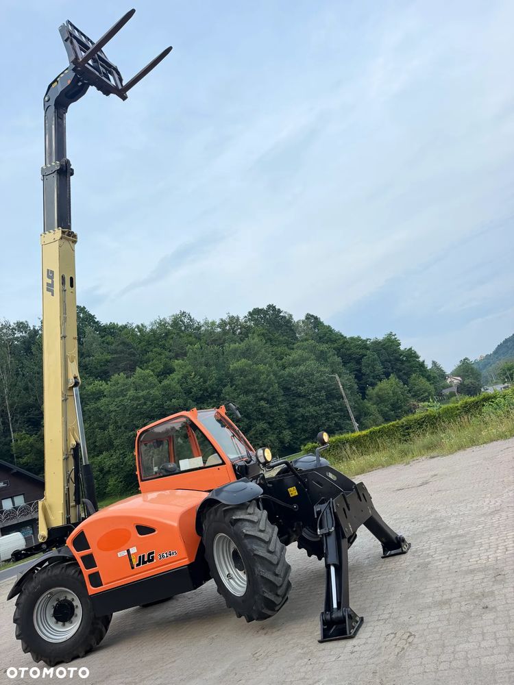 JLG 3614RS CAT Ładowarka Teleskopowa Dźwig Zwyżka 14 metrów wysuw. Udźwig 4 tony. Widły. Silnik DEUTZ TuRBO. 110KM. Maszyna jak Nowa z Norwegii Pracowała w Urzędzie Komunalnym.  DEKRA BMWT. skręt 3 tryby 4 koła KRAB. Auto-poziomowanie!  Zero luzów wycieków jak Nowa z salonu. Małe Gabaryty maszyny a potężny zasięg i udzwig! Skrzynia Hydrostatic 3 biegi. Zmiana na Pokrętle przy kierownicy. Wszystko Sterowane z 1 dżojstkika wraz z łapami! OKAZJA. Zero luzów. Ładowarka ma nadzwyczajnie duży prześwit od spodu. Opony jak Nowe! OKAZJA  2017 rok. Niski przebieg 3000mtg - 8
