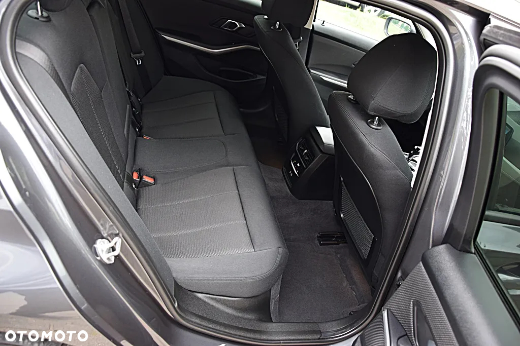 BMW Seria 3 318d M Sport - 14