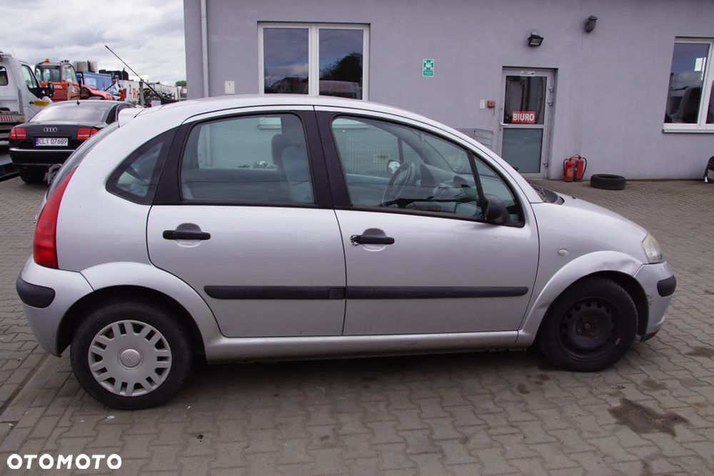 Auto na części - Citroen C3 I 1.4 73 KM KFV 20CQ09 EZR 2003R Silnik Skrzynia Drzwi Maska Błotnik Klapa Zderzak Lampa Lusterko Klamka Szyba Deska Kokpit Sterownik Moduł Czujnik Licznik Panel Wyświetlacz Kierownica - 4