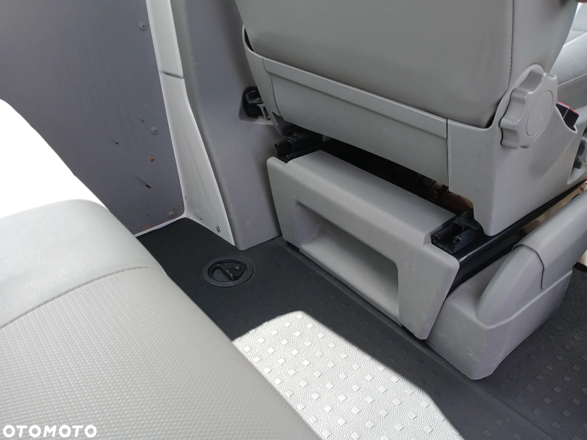 Volkswagen T5 LIFT T6 9 osobowy 2015 .rok 2.0 140 KM Long  6 bieg. serwis do końca doinwestowany klima  tempomat  vebasto isofix - 31
