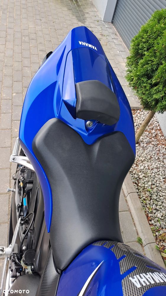 Yamaha R1 - 25