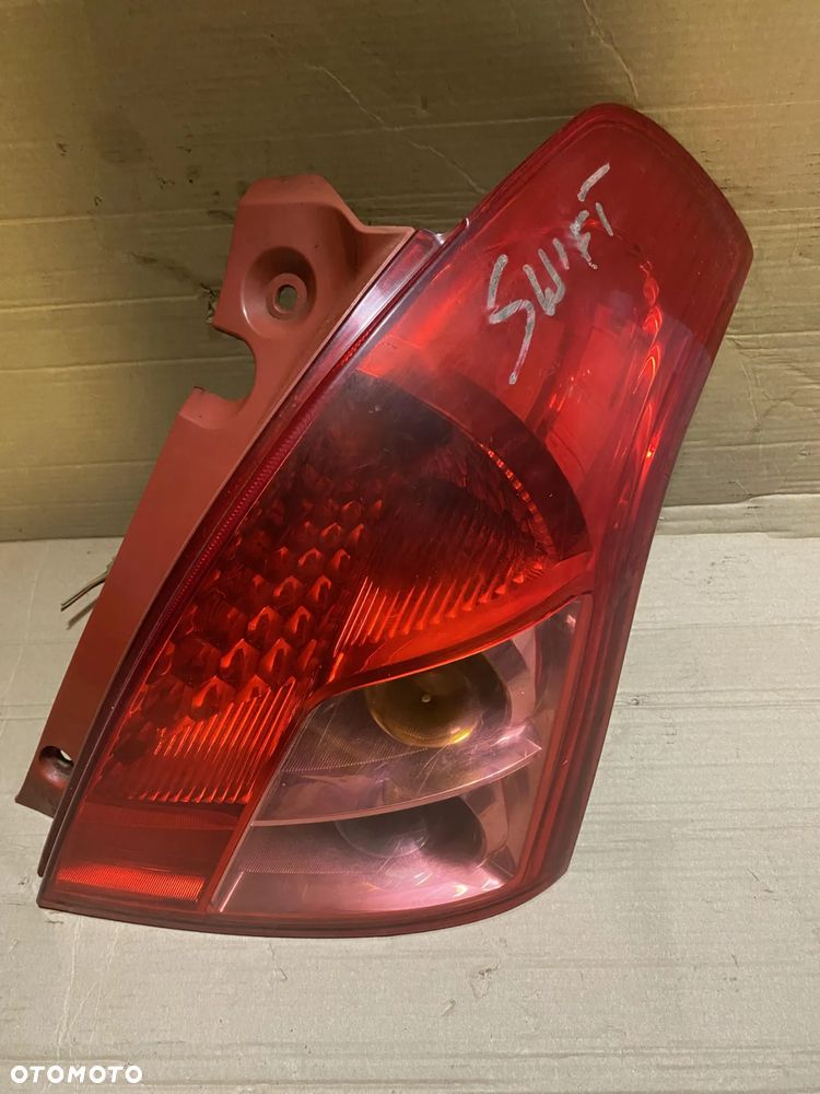 Lampa Suzuki Swift MK6 lift 08-10r prawa tył