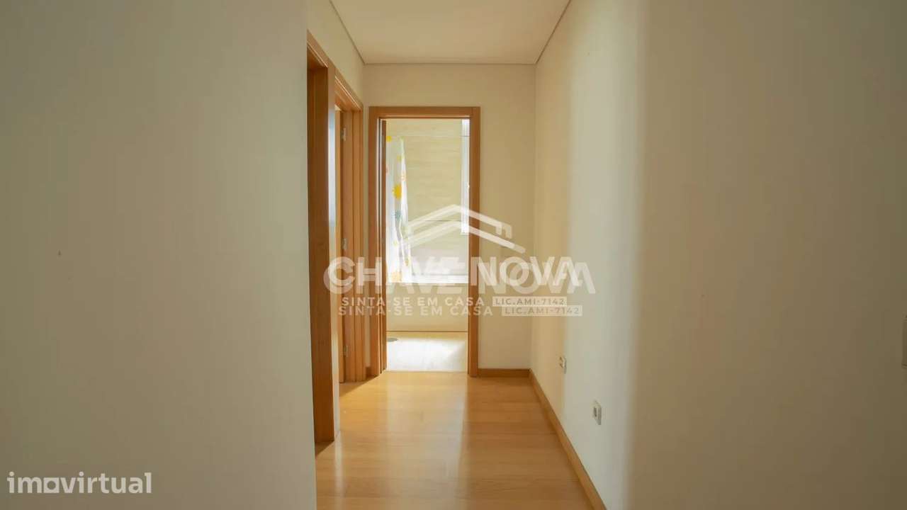 Apartamento T2 c/ Garagem Box em Santa Marinha (Gaiashopping) - Grande imagem: 3/27