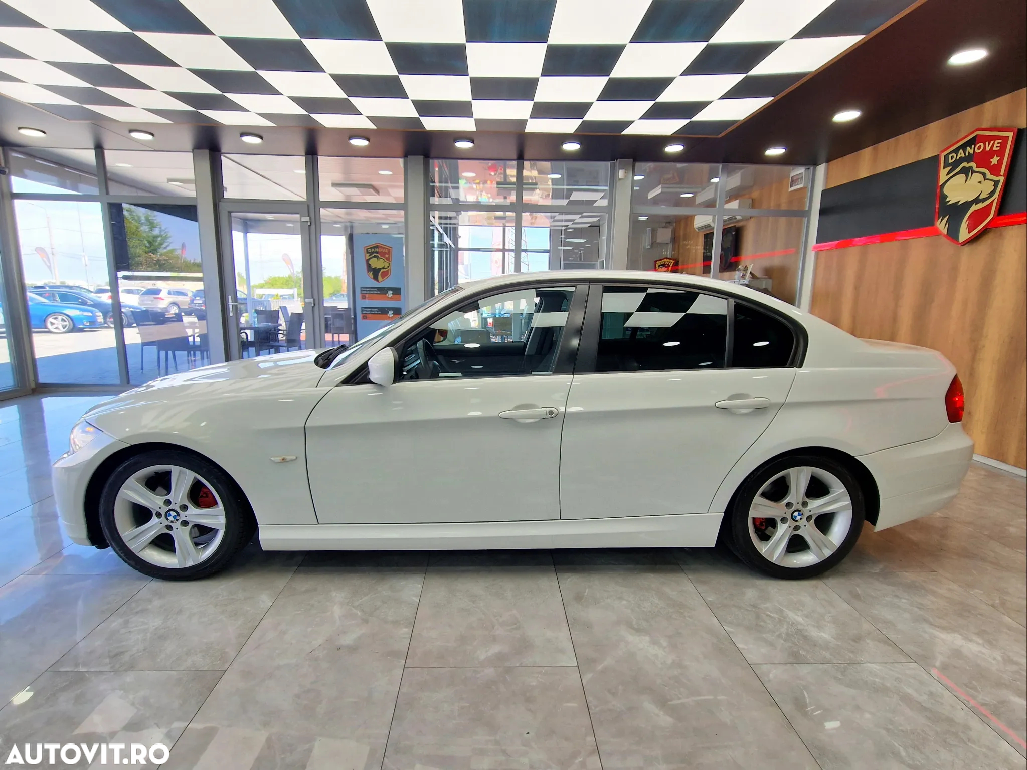 BMW Seria 3 318i - 4