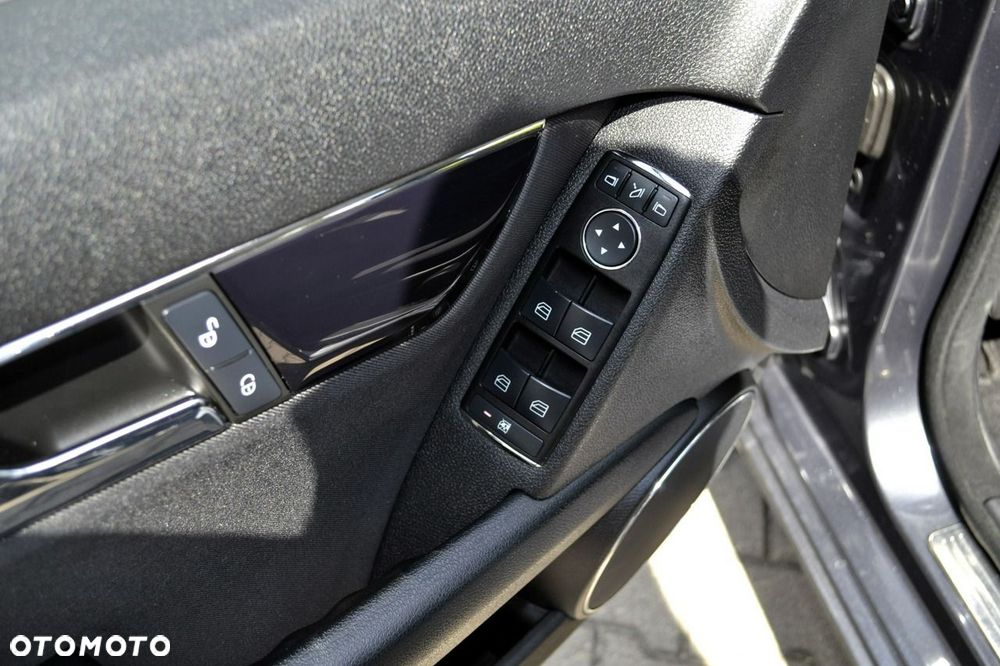Mercedes-Benz Klasa C 180 BlueEFFICIENCY 7G-TRONIC Elegance - 32