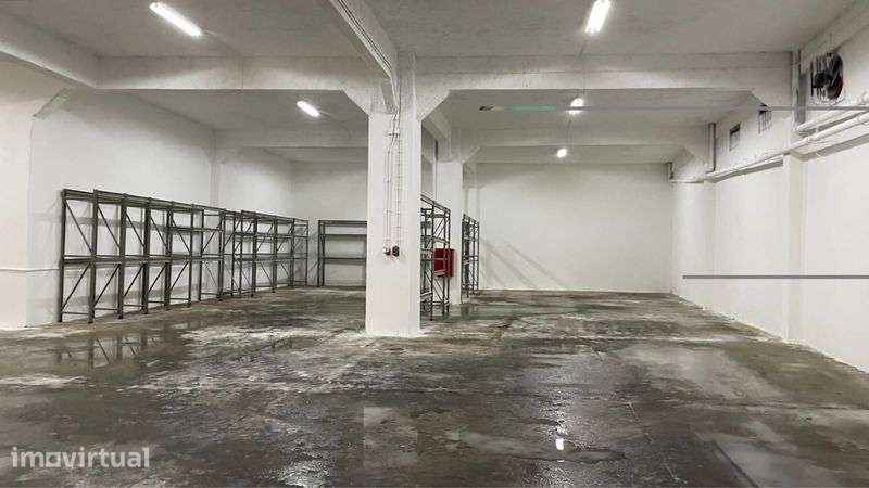 Armazém com 850m2 no Catujal