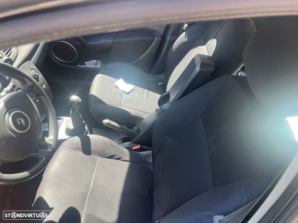 Renault Clio 1.2 16V Confort - 9