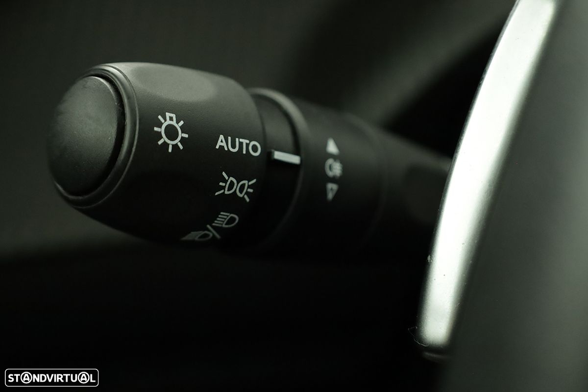 Peugeot 2008 1.2 PureTech Allure EAT8 - 17