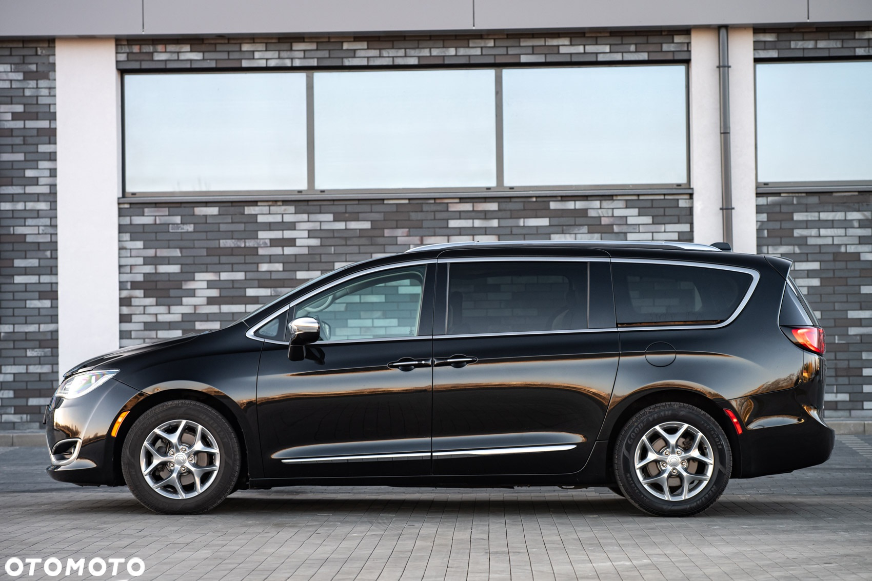 Chrysler Pacifica - 5