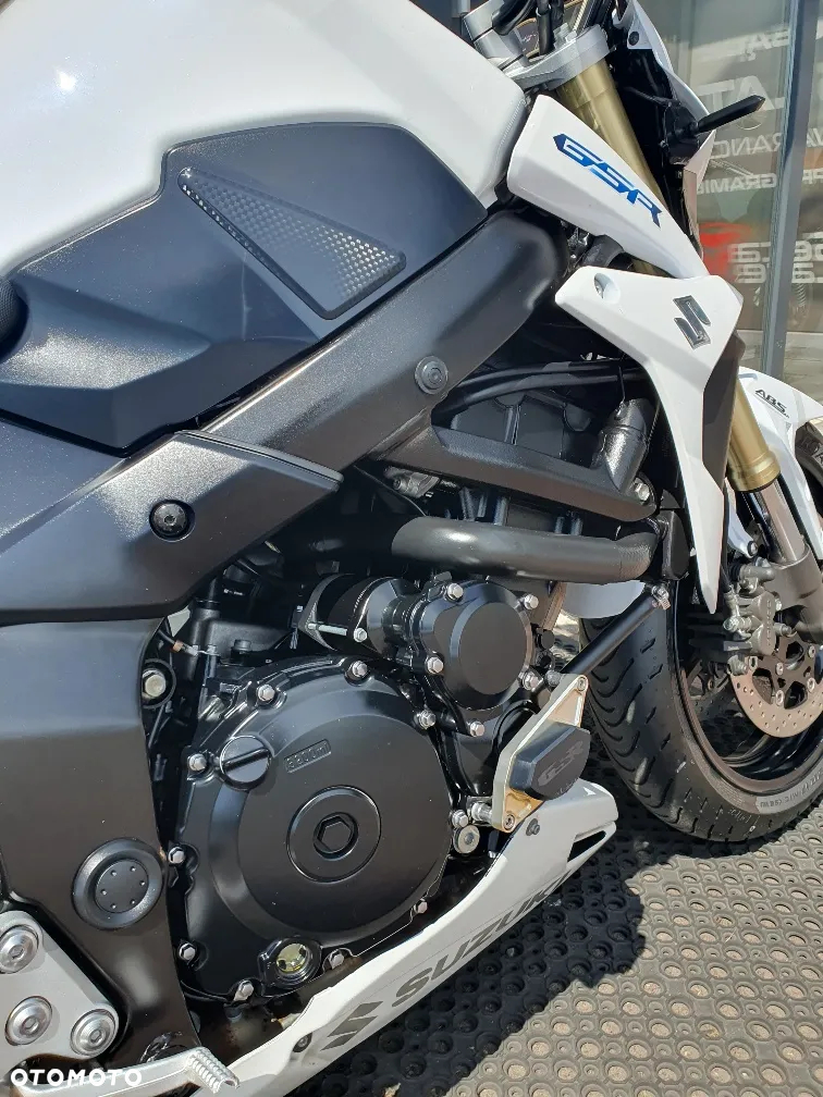 Suzuki GSR - 21