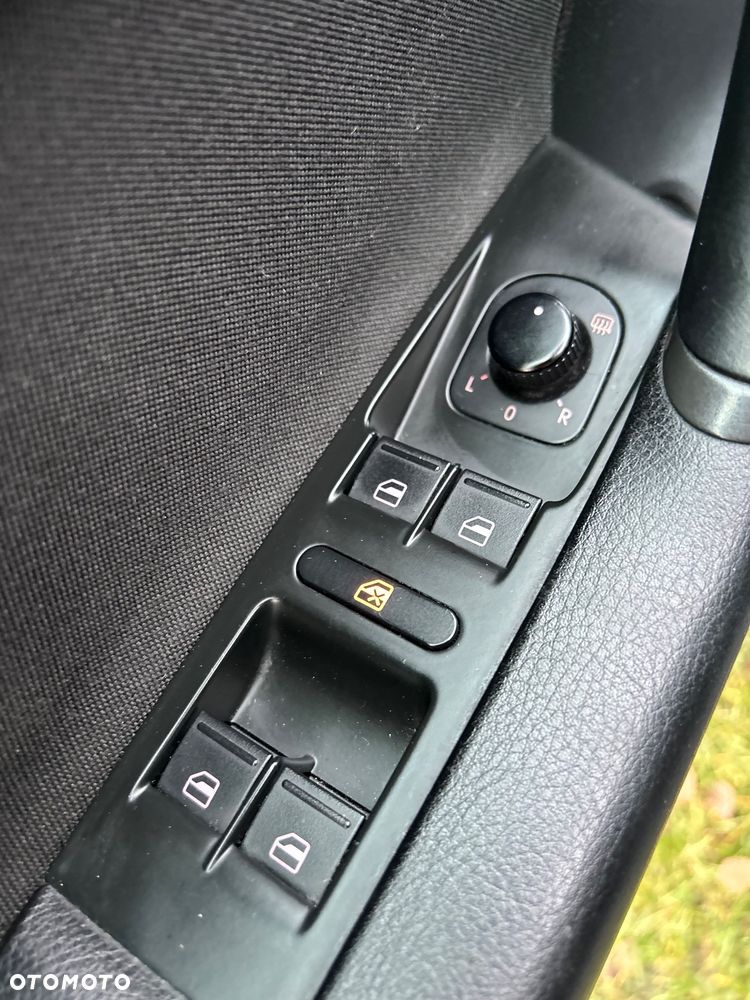 Volkswagen Passat 1.6 TDI DPF BlueMot Highline - 29