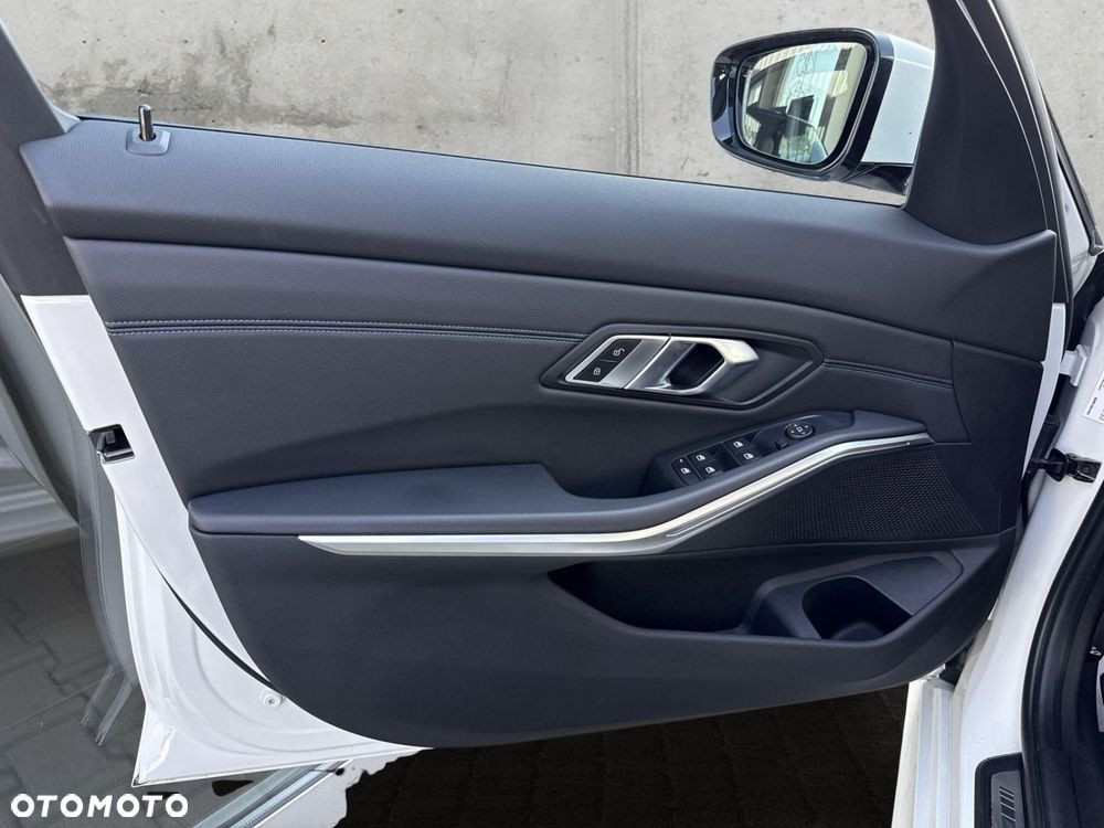 BMW Seria 3 318d M Sport - 16