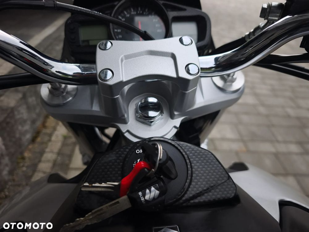 Suzuki GSR - 23