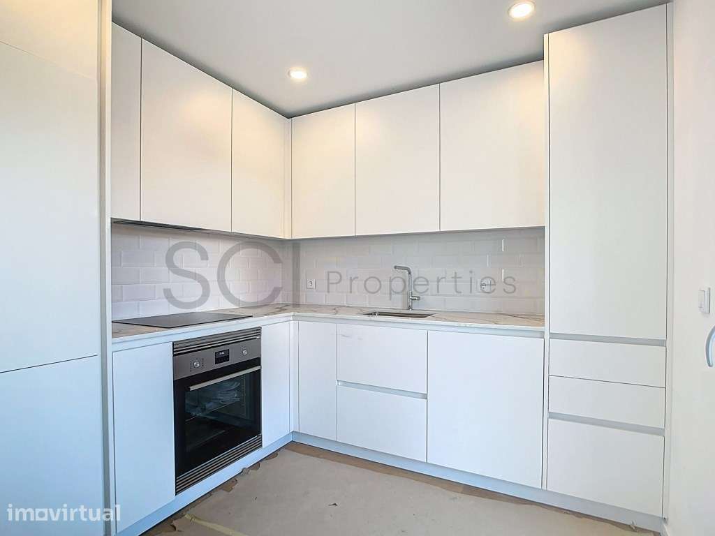 Apartamento T2+1 duplex, com varandas, na Quinta do Conde - Grande imagem: 2/55