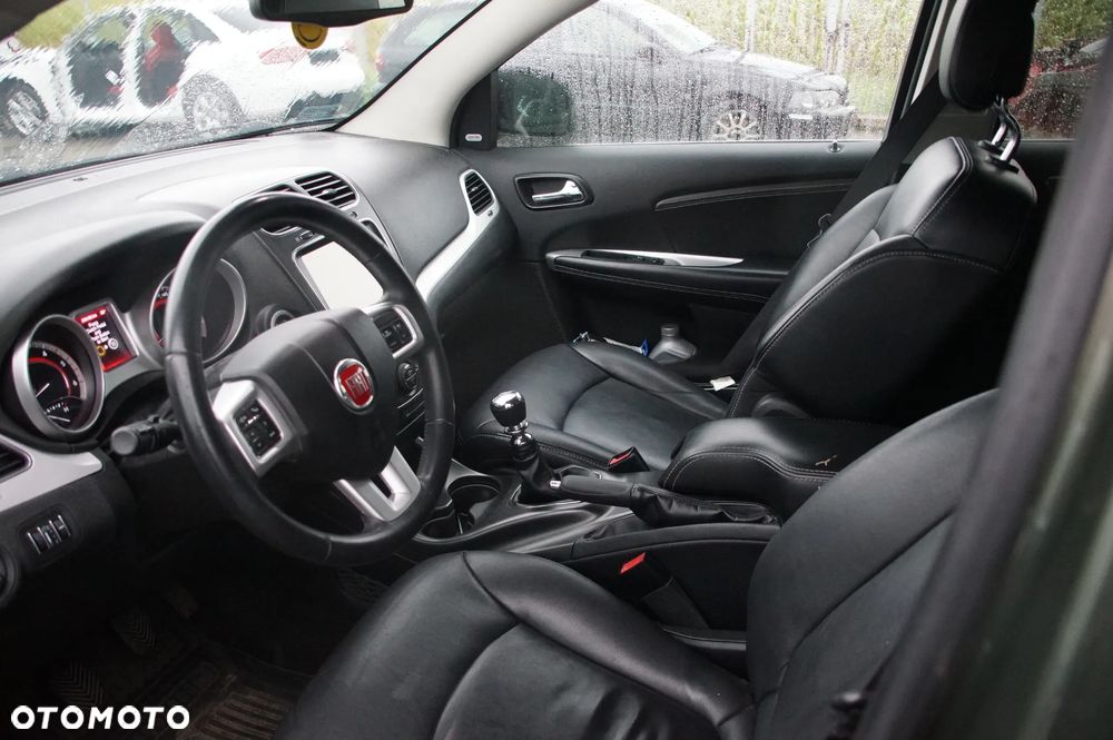 Auto na części - Fiat Freemont 2.0 Multijet 170 KM 71770239 55251728 370A 2013R Silnik Skrzynia Drzwi Szyba Zderzak Błotnik Klapa Maska Lampa Lusterko Deska Kokpit Sterownik Moduł Czujnik Licznik Wyświetlacz Kierownica - 11