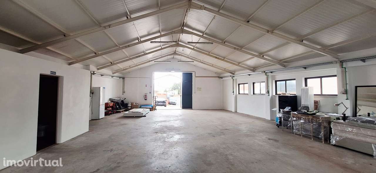 Armazém em Marvila com Acesso Pavimentado e Estacionamento - Grande imagem: 2/6