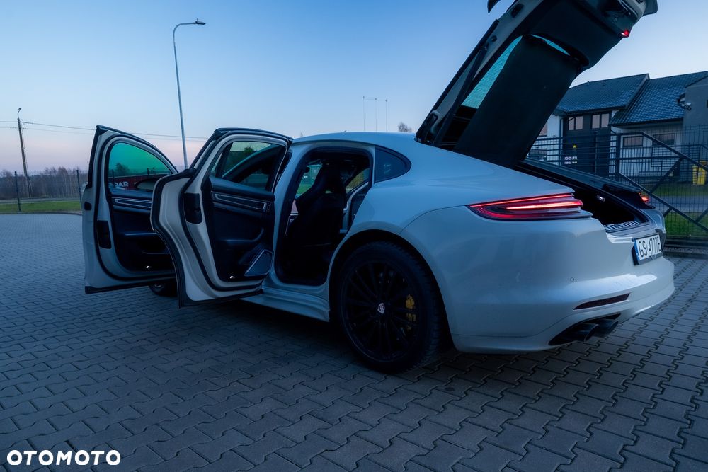 Porsche Panamera Turbo - 12