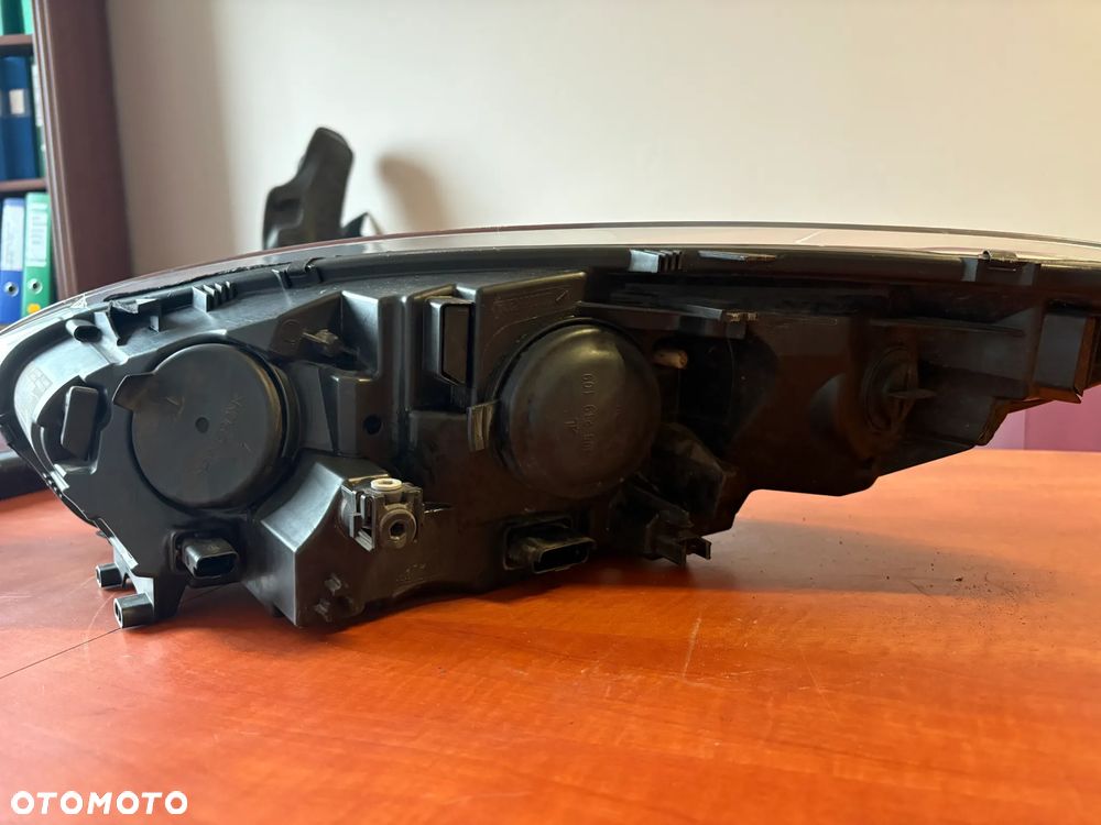 LAMPA PRZÓD PRAWA LIFT EU USZKODZONE MOCOWANIE 260103761R Renault Megane III - 2